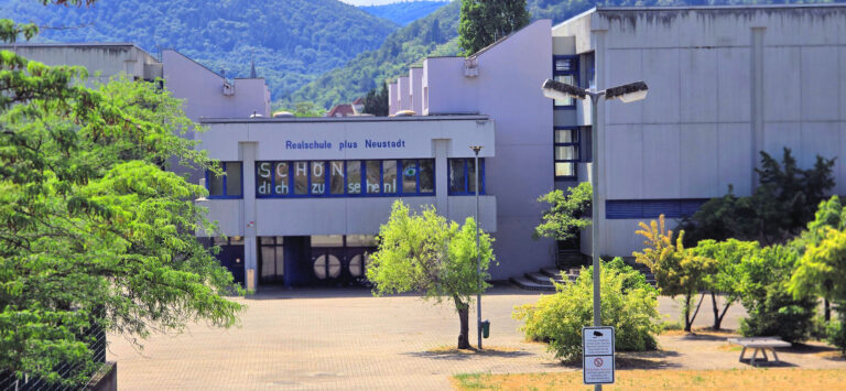 Pressemitteilung – Gewalt an Schulen: Stadt liefert Zahlen – Herkunft der Täter bleibt im Dunkeln